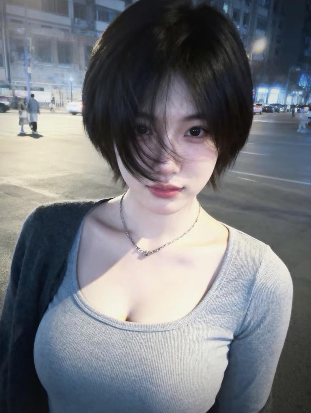 短发的女人显得更加干练，不失女人味。
短发的女人看起来更加精神，更有活力。