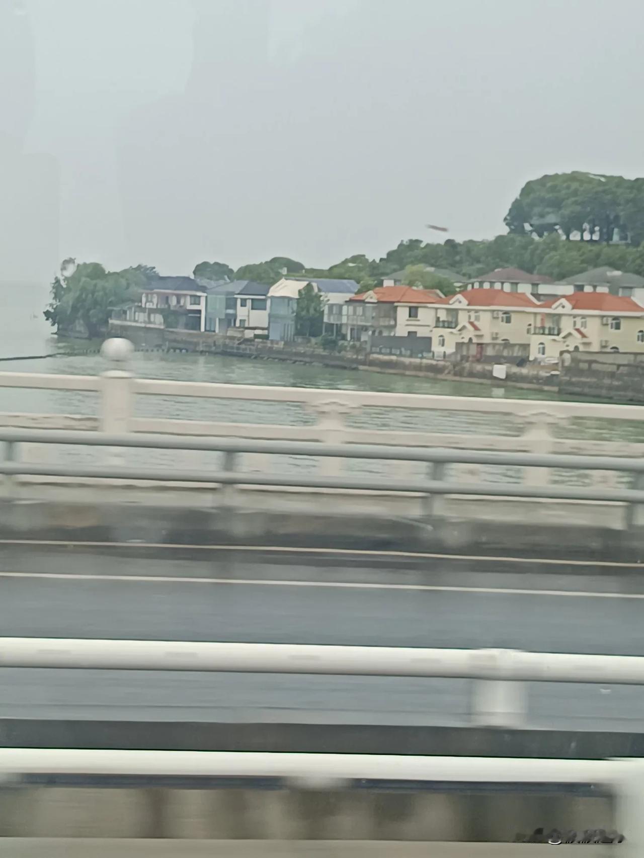 雨中漫步，看尽繁华与宁静春天雨中风景 雨滴漫步