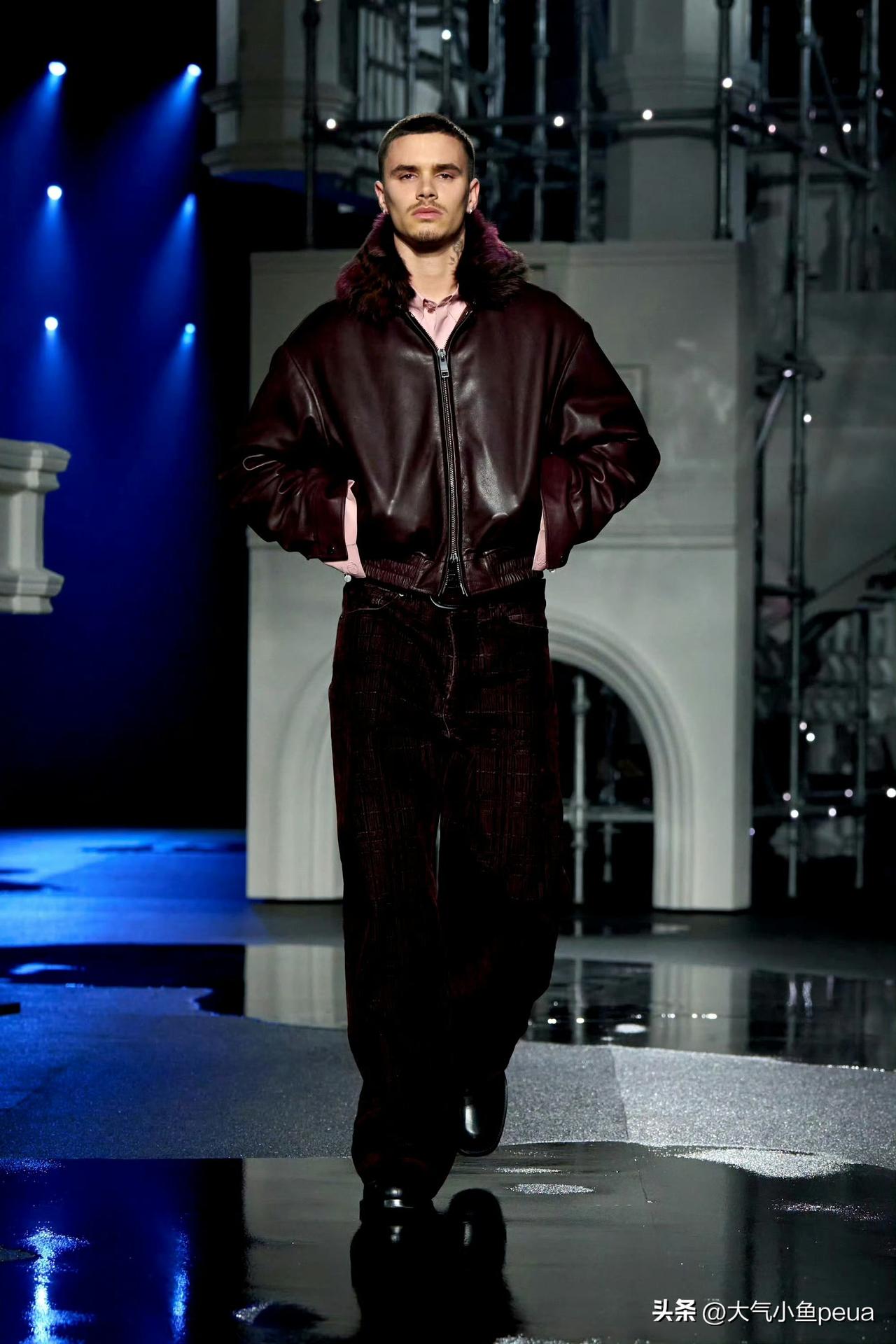 维多利亚贝克汉姆二儿子Burberry走秀！
小时候给Burberry拍广告那会