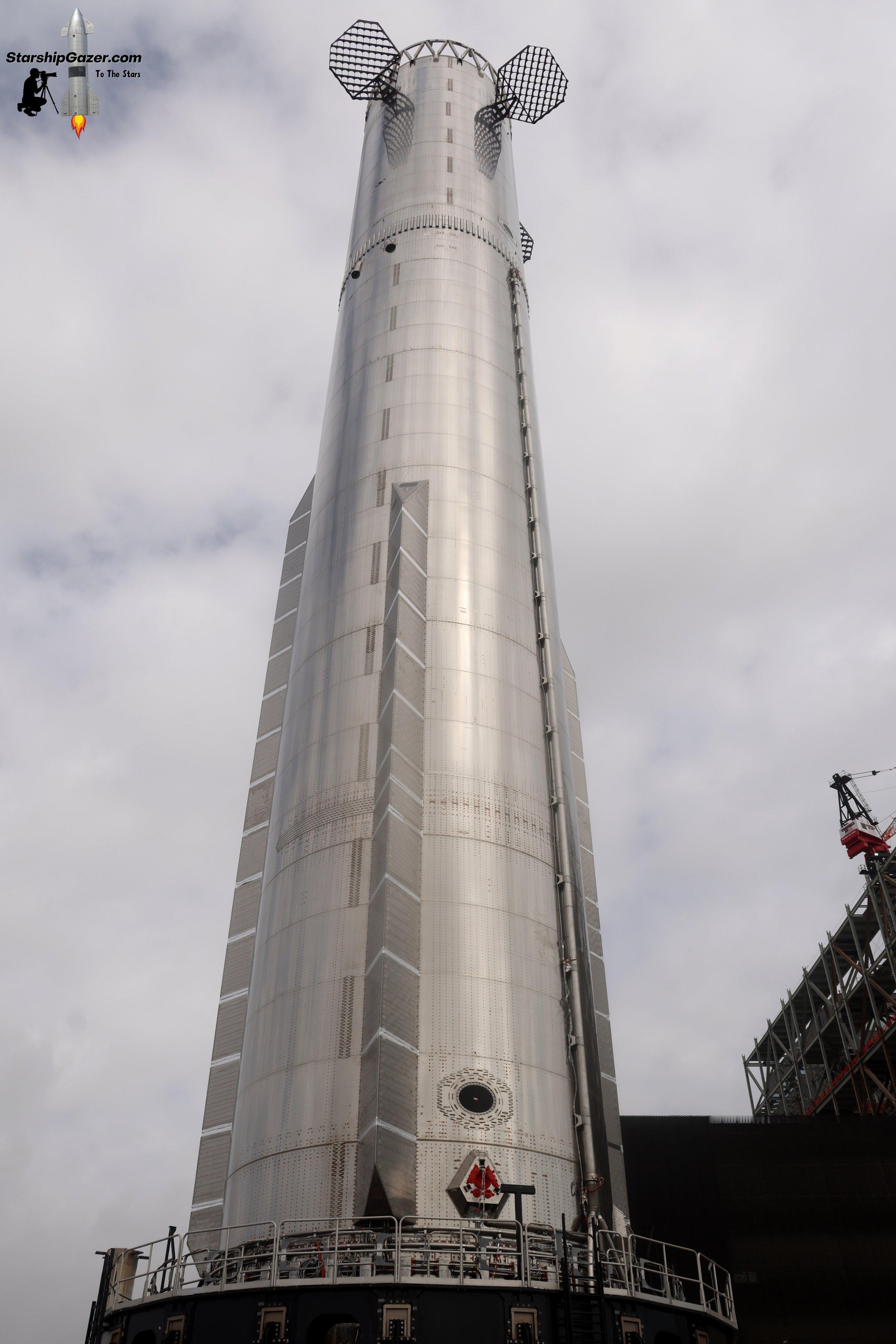 Booster 19前往Pad 2准备进行33机静态点火测试。 