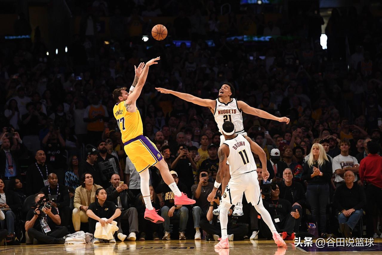 巨星背景板！北京时间3月15日，湖人队在西部联盟一场排名卡位战中经过加时苦战，1