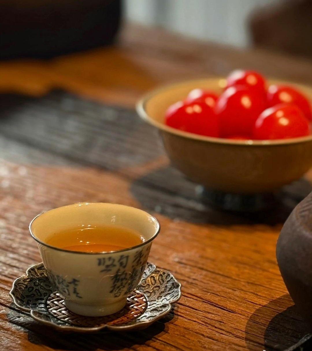 把生活的风，都泡进茶里。这句话，说到了我心坎里；近入五十“知”天命后，更懂了“入