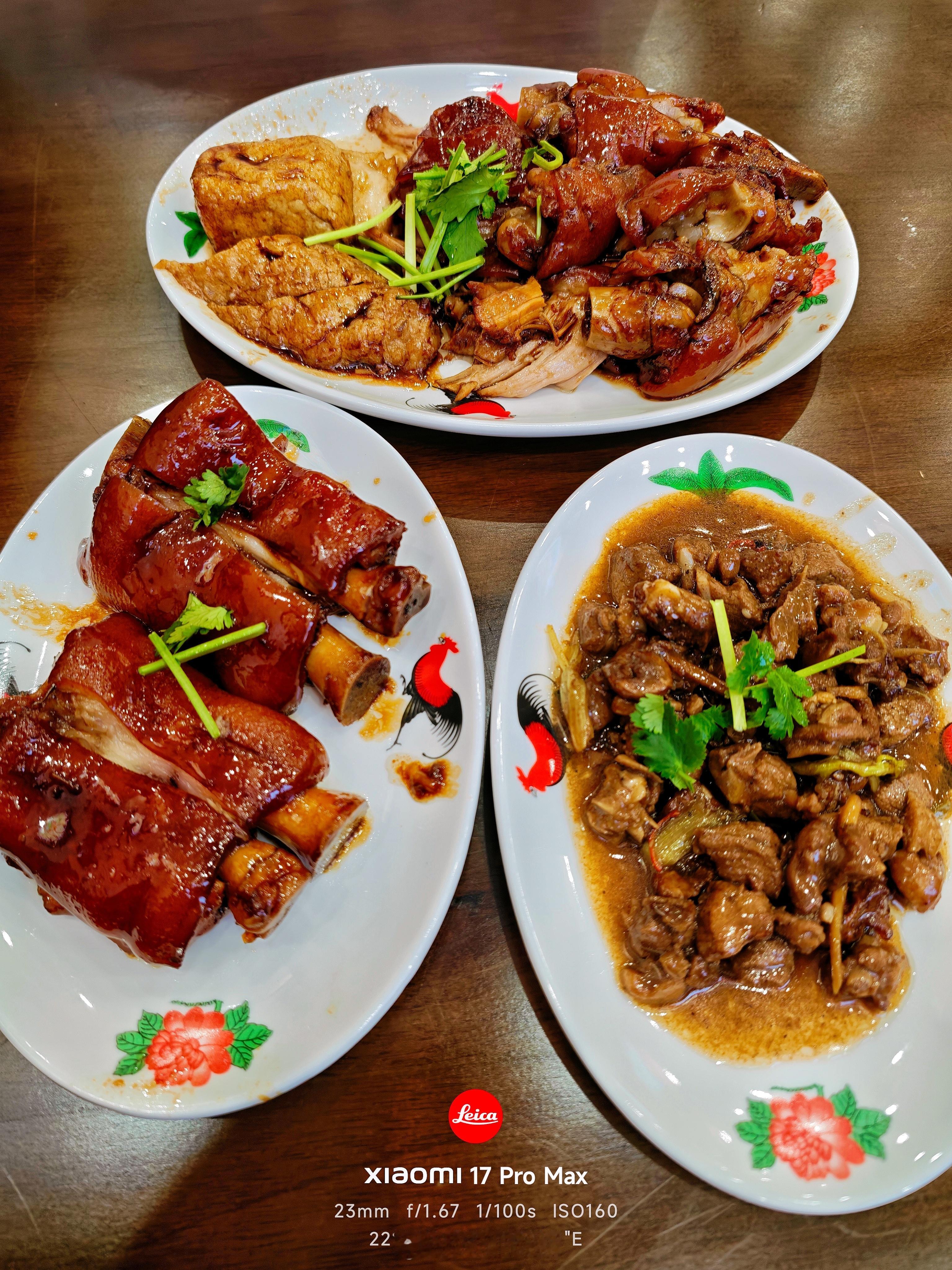 今天是吃猪脚饭+羊肉火锅的一天。南门涮肉非常火，从北京开过来的，那边说是排队都要