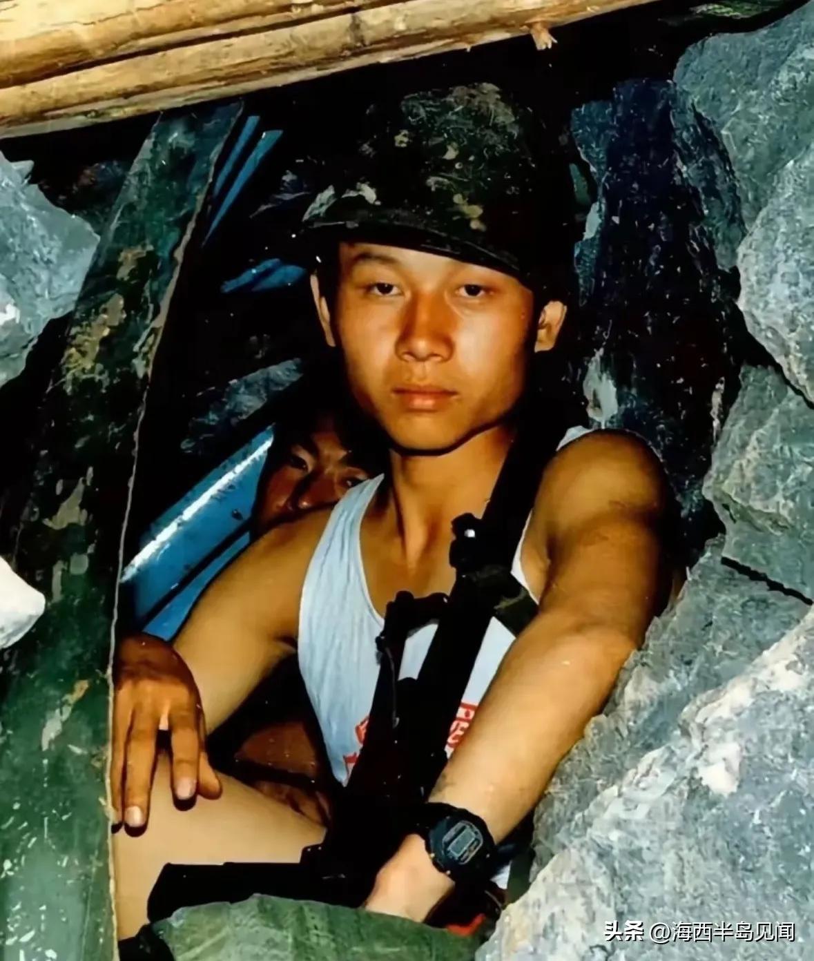 下图是对越自卫反击的战士，他就是牺牲在老山前线的张鹏烈士。牺牲当天，时任团长的秦