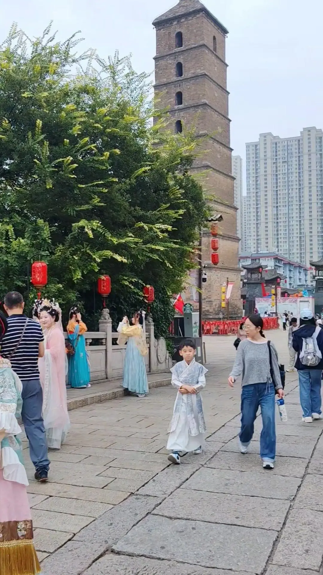 中秋逛洛邑古城沉浸式感受国风雅趣。🍂青石板路被时光打磨得温润，像古城...