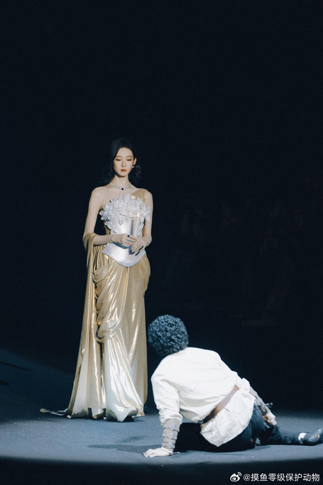 张艺凡神一阵鬼一阵张艺凡宁愿抽象不要尊严 张艺凡身材比例真的好，只要营业就能出神