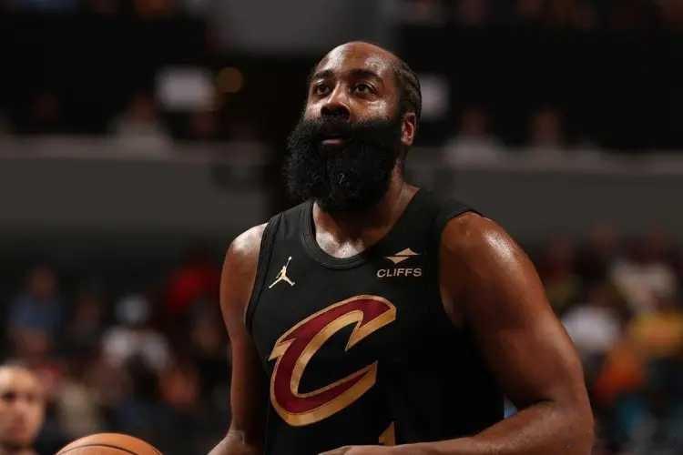 北京时间2月21日，NBA常规赛骑士客场对阵黄蜂，双方均是背靠背第二场。骑士借助