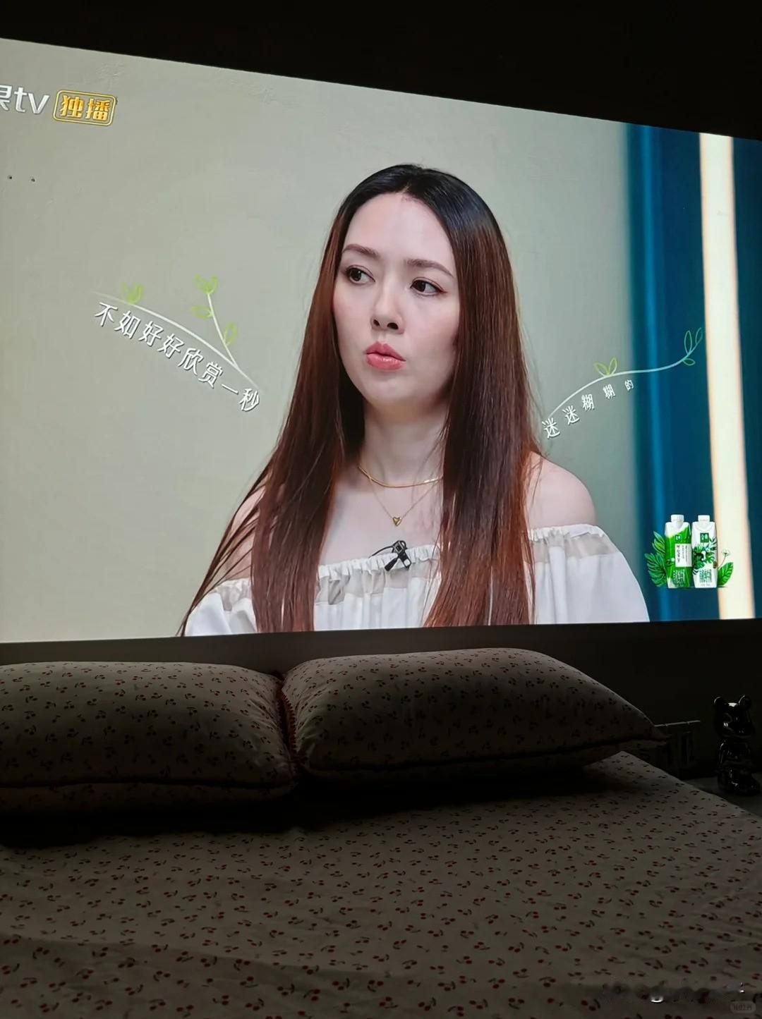 随便买的投影仪这个清晰度。。正常吗？？

直接投白墙的画质，看着还OK吗？？
#