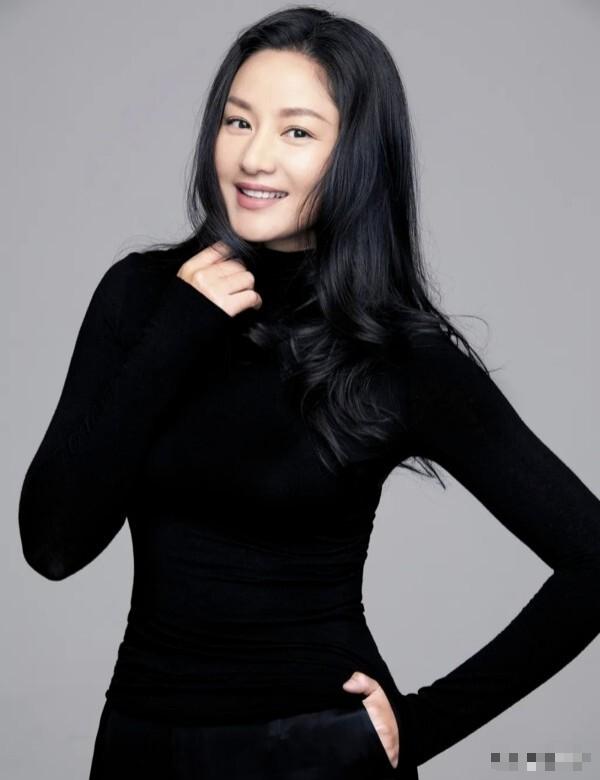 [太阳]主持人问瞿颖:“你多高？”瞿颖说:“175cm。”主持人好奇:“那你爸高