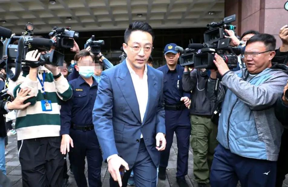 大S起诉汪小菲的的案子开庭了，大S根本没去。汪小菲倒是亲自去了。感觉汪小菲真的被