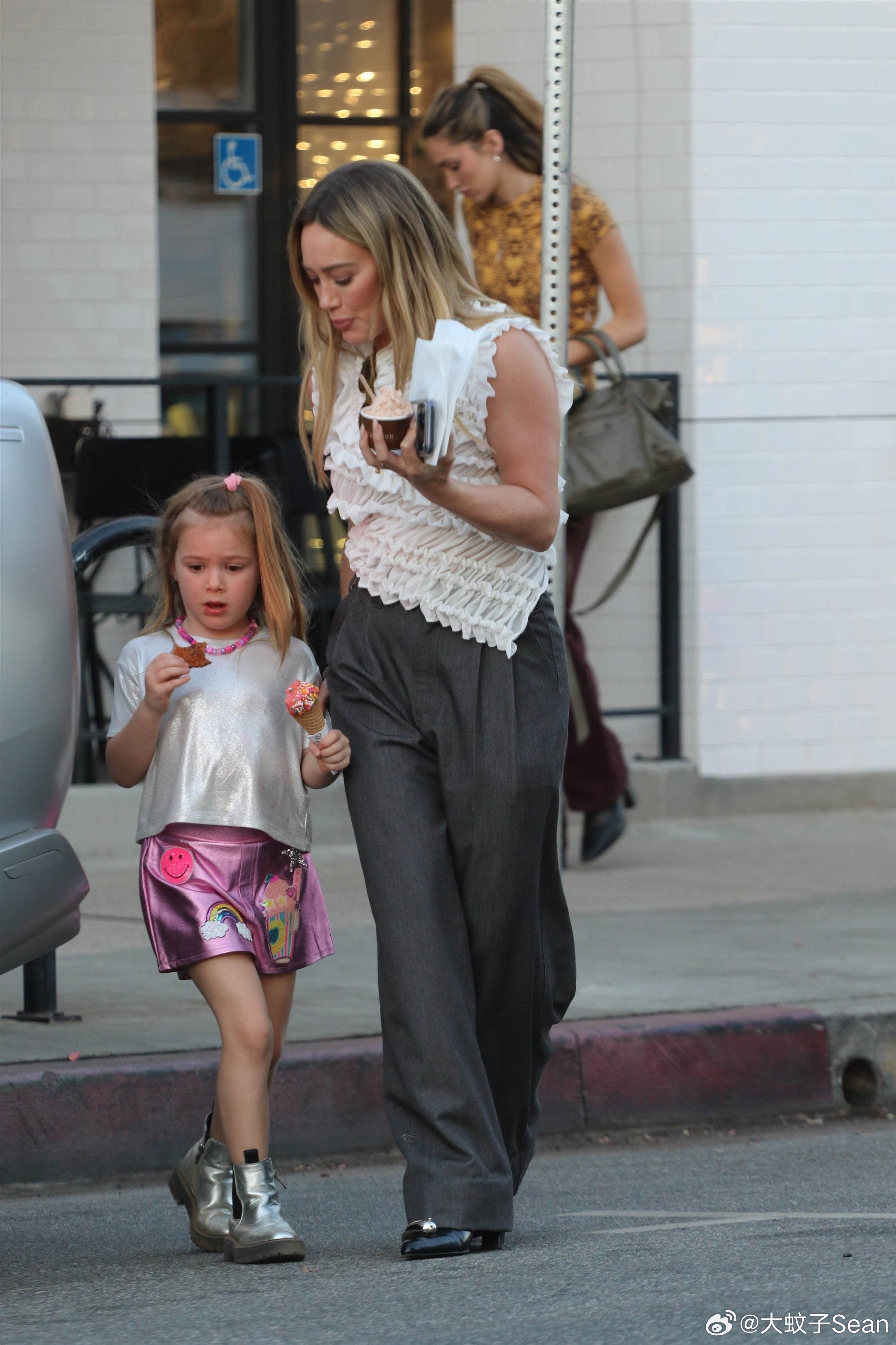 hilary duff希拉里达芙和儿子Luca和女儿Mae在斯蒂迪奥城外出买冰淇