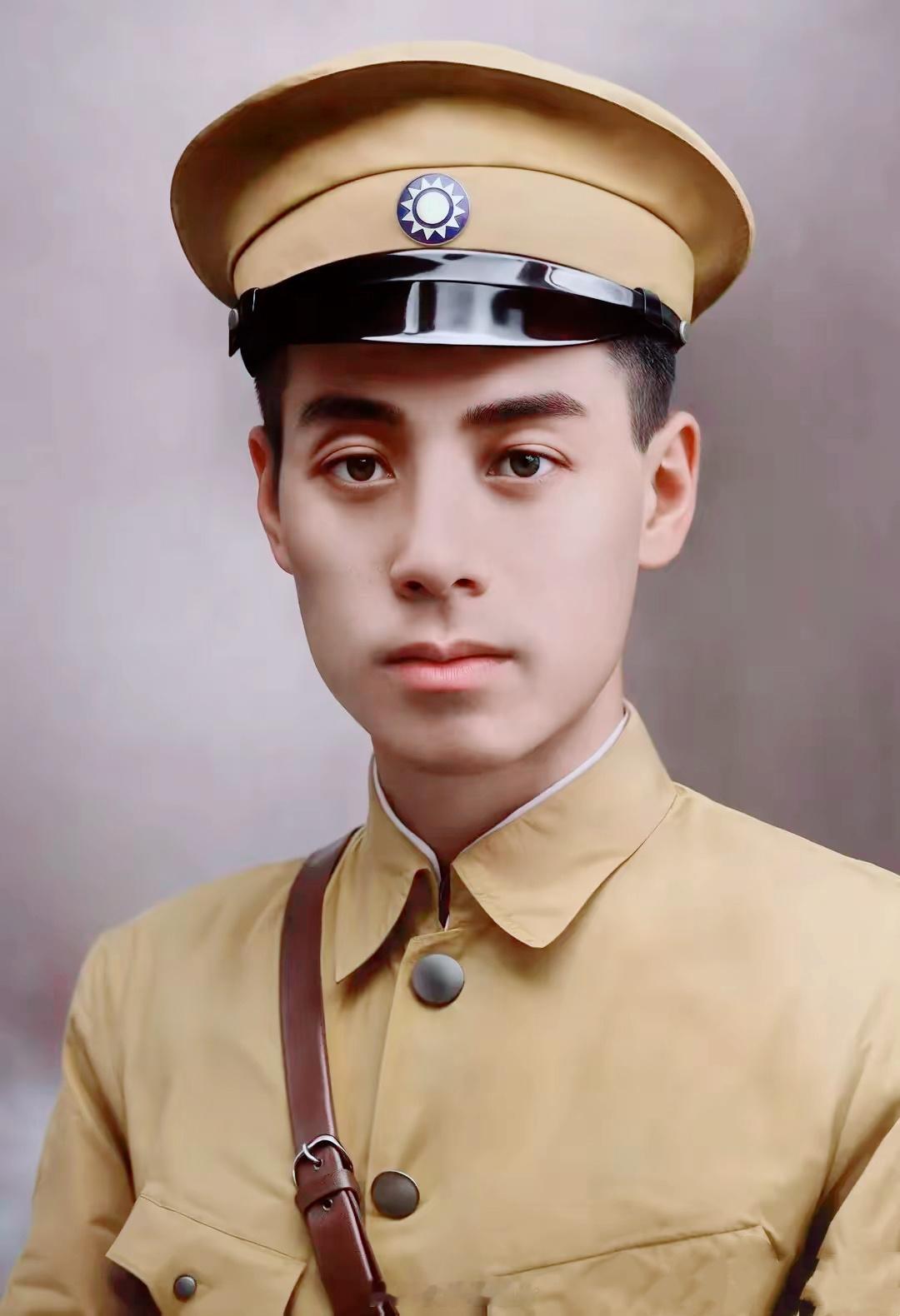 民国时期，黄埔军校政治部的周主任。恰同学少年，英武之气扑面而来。