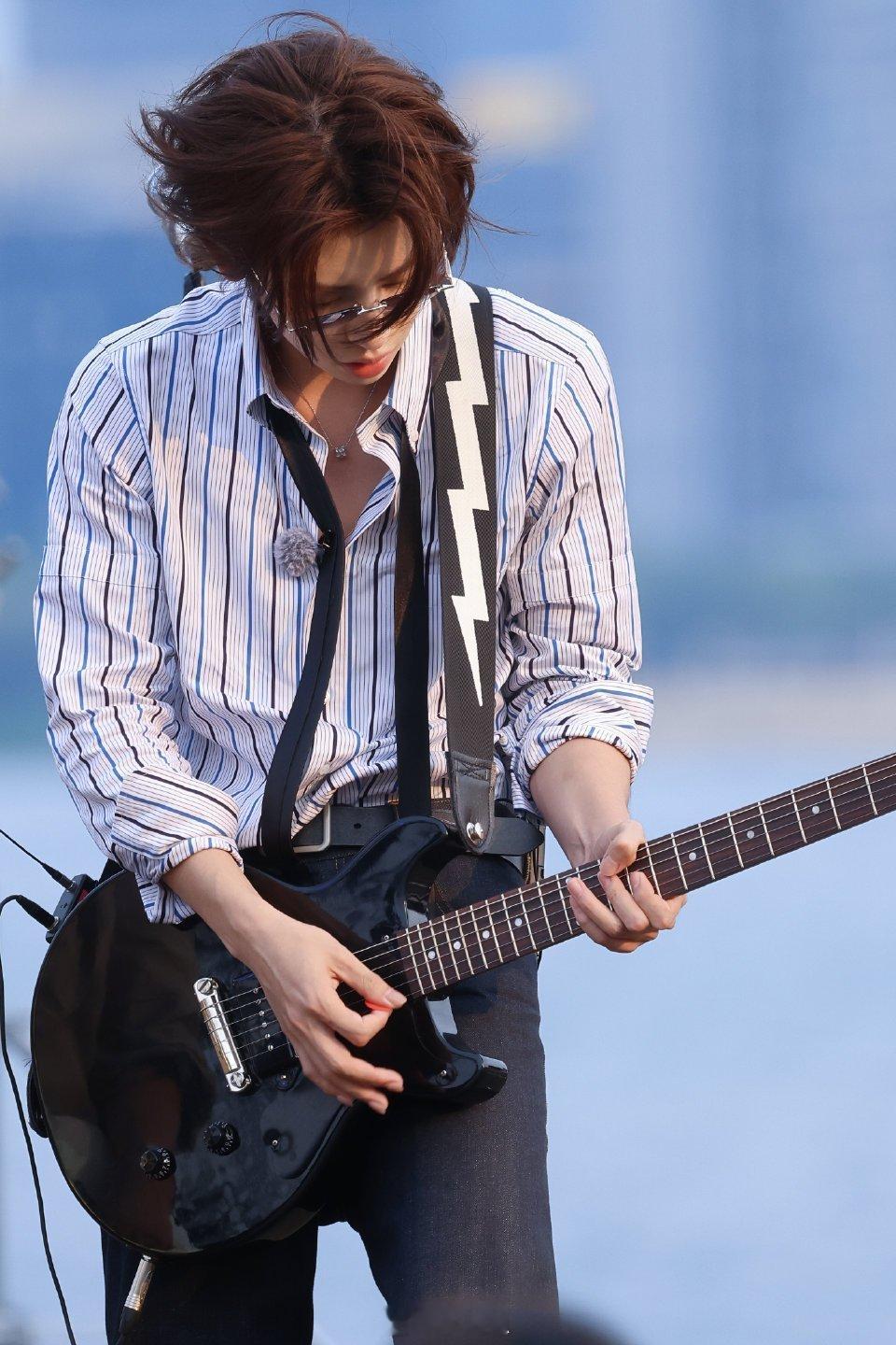 小鬼拱火拱到自己身上小鬼被姚晓棠的鸡翅打了本来想拱火看热闹，结果直接被鸡翅“打”