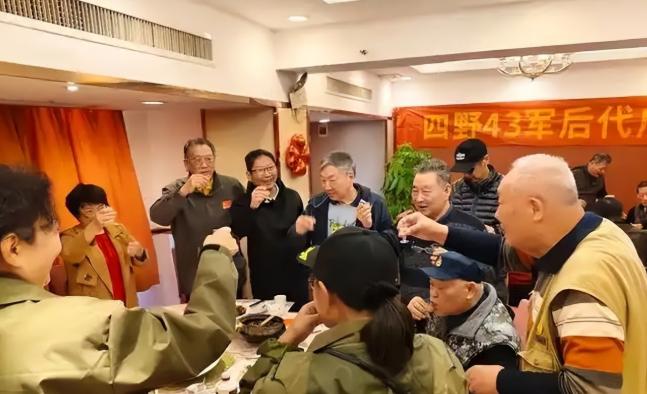 四野后代的聚会年年搞，规模越来越大，仪式越来越正式，排场越来越体面。放到历史教育