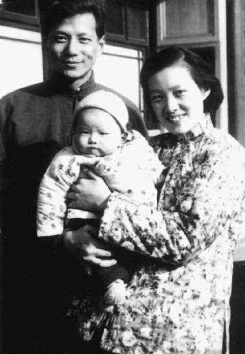 1976年，洪君彦与朱一锦再婚，当时，章含之正在接受隔离审查。年仅15岁的洪晃，