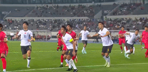 国足vs韩国 国足0-3落后……韩国队第56分钟开出角球，颜骏凌将球扑出，金朱昇