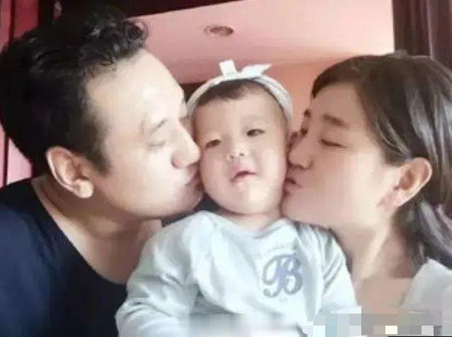 降央卓玛之前有次演出结束坐飞机回家，在过安检时，她却被安检员拦下，让她喝一口包里