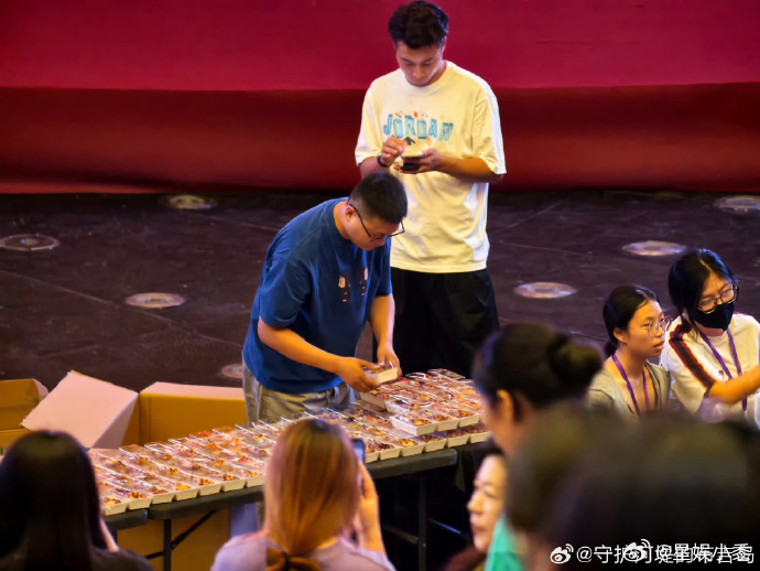 王鹤棣将门独后杀青给粉丝逆应援王鹤棣妈妈亲手准备的饮料精心布置舒适场地只为给粉丝