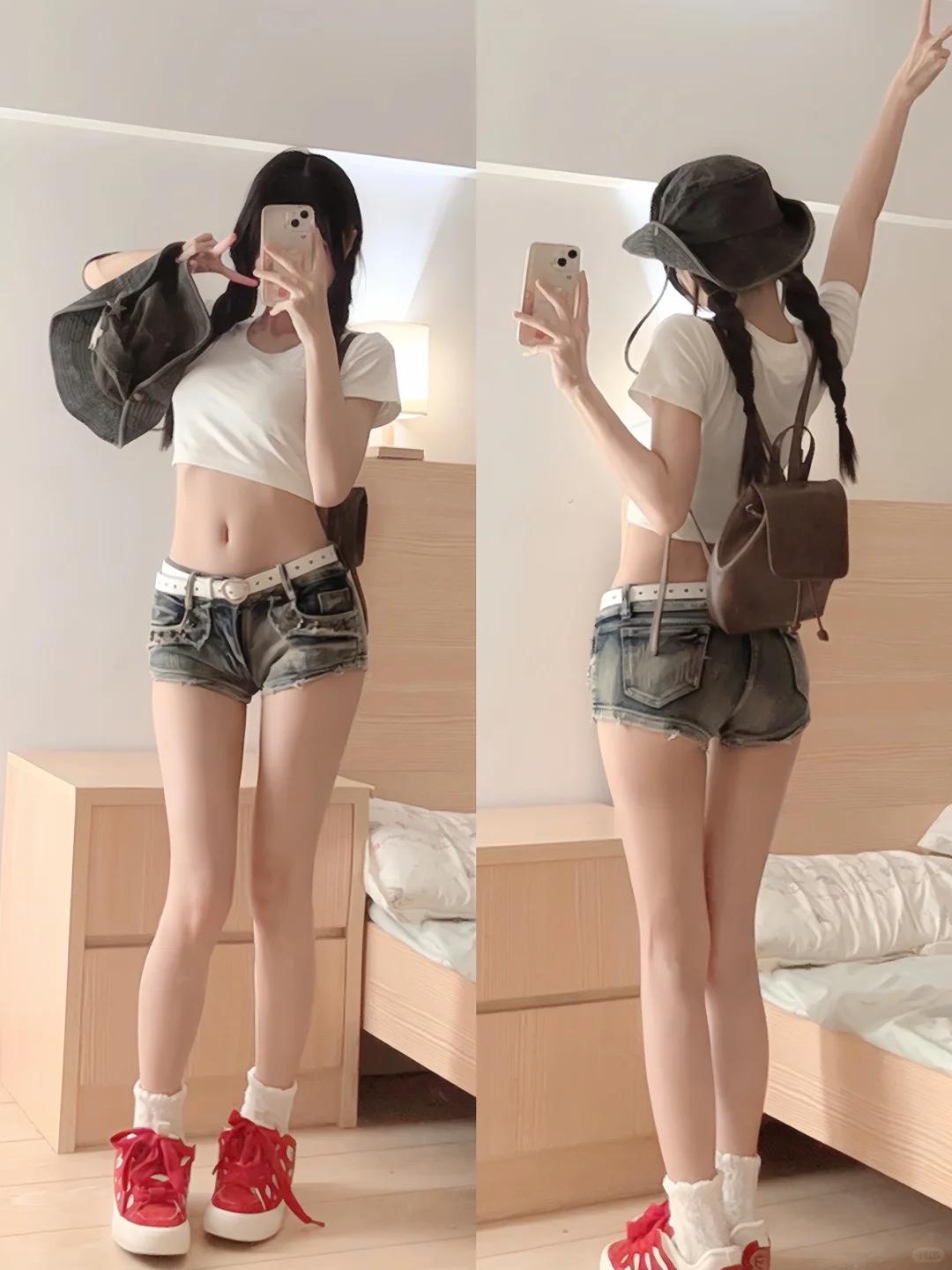 #夏日生活打卡季#🔥夏日热辣来袭！白色露脐T恤搭配超短牛仔短裤，简约不简单，性