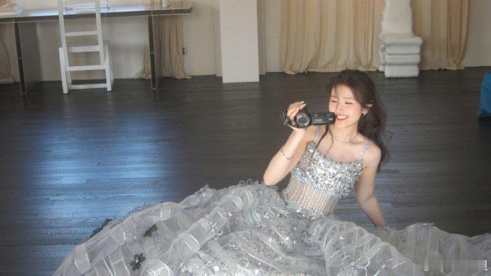 #李兰迪闪片透视裙#不过这礼服走红毯不知道效果咋样，这么拍确实挺好看的。#李兰迪