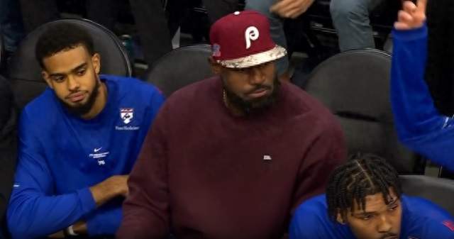 NBA季前赛！詹姆斯休战 布朗一节半22分 76人vs尼克斯半场领先14分