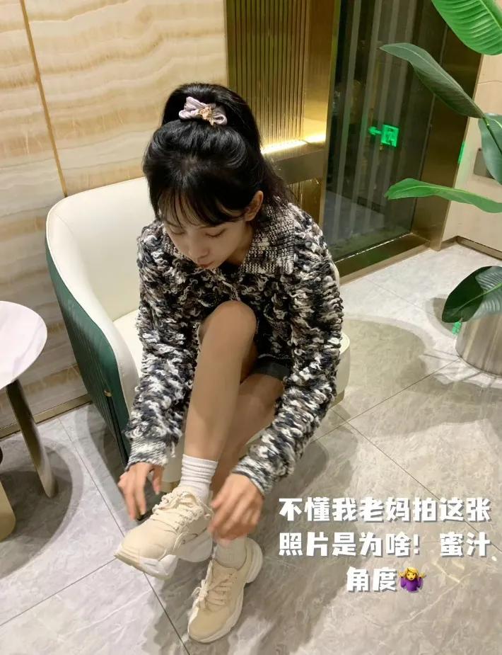 1.赵丽颖偶尔会把小朋友带到剧组，但是只允许他在房车上面待着，绝对不可以下车。
