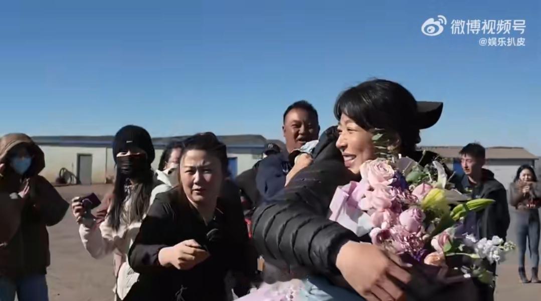 《生命树》杀青名场面：胡歌这句“了不起”，比剧先暖到我！
 
谁看杨紫的《生命树