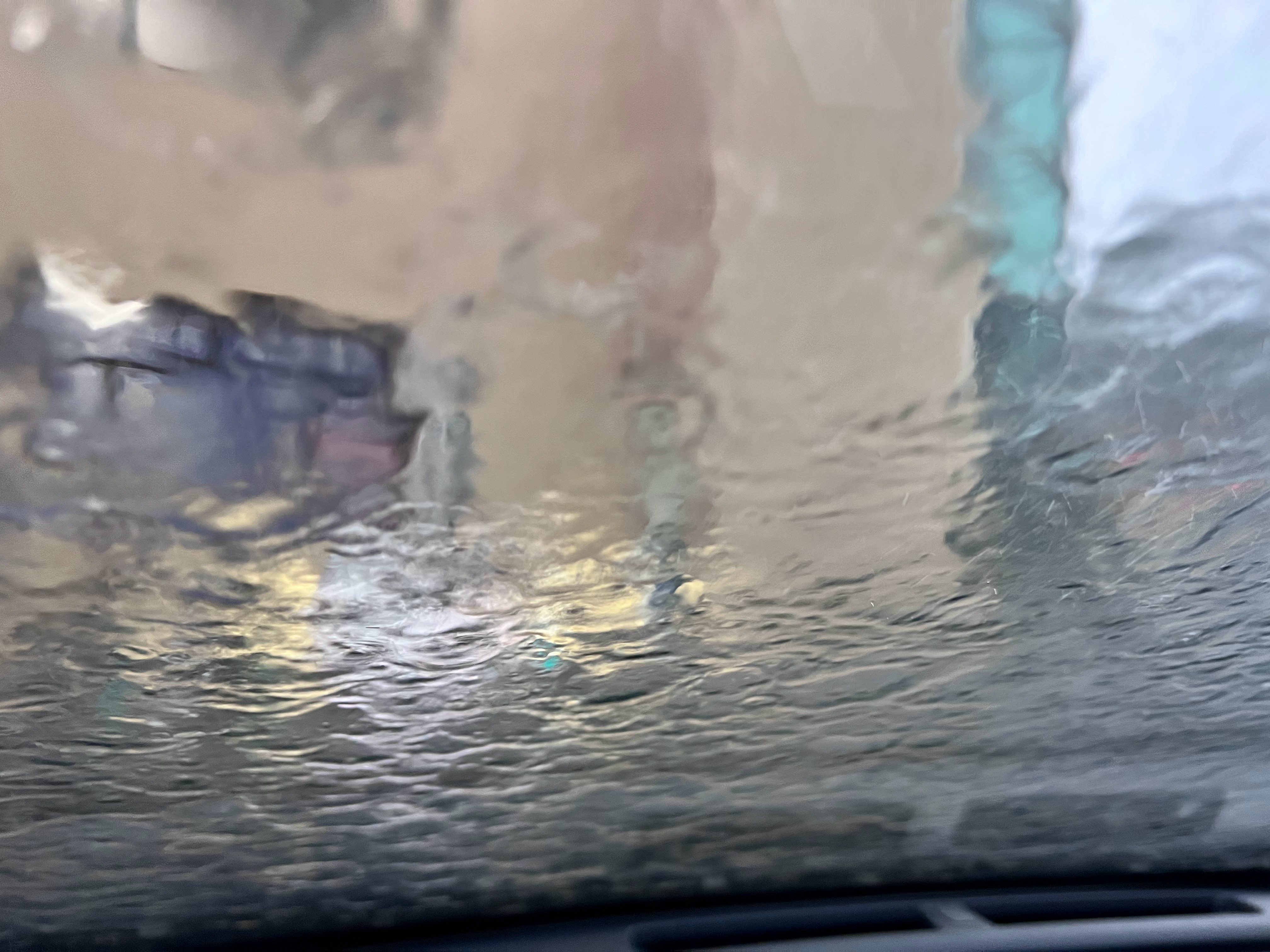 你敢相信这是雨嘛？ 这下把我车上的鸟屎都冲掉了[哈哈][哈哈][哈哈][哈哈][
