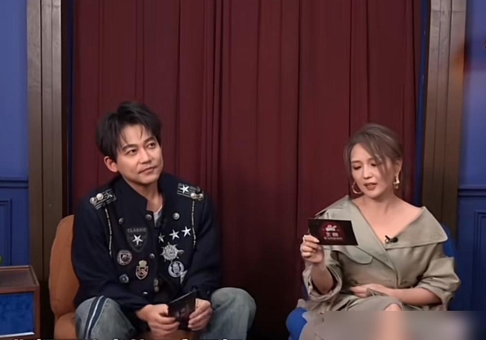 何洁素颜直播哭了。
说自己养六口人，前夫不给够抚养费，月开销四十万快撑不住。
还