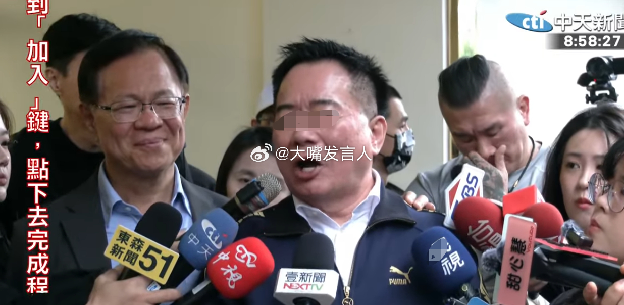 台北街头，台北专家将要入狱，新闻话筒前，聚拢了不少人翟翾、柳杰克、张棋楷、野礼苏