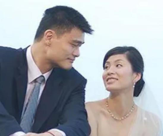 2007年，叶莉嫁给身高2米26体重400多斤的姚明后，她开玩笑的说：“睡觉之前
