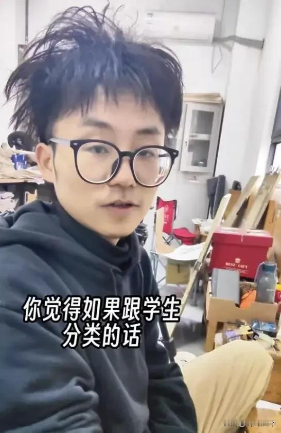 庄琰，一个非常年轻的画家，二十四岁，因为钓鱼落水意外去世了！很遗憾，以这种方式认