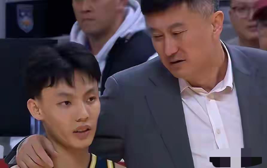 广东队内部绝对是出问题了，外援单打独斗，瞎投乱打，国内球员除了徐杰和杜润旺，没有