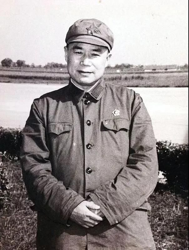 1978年，南京军区总医院的病房里，一个将死的老人拉住女儿的手，说出了一句让所有
