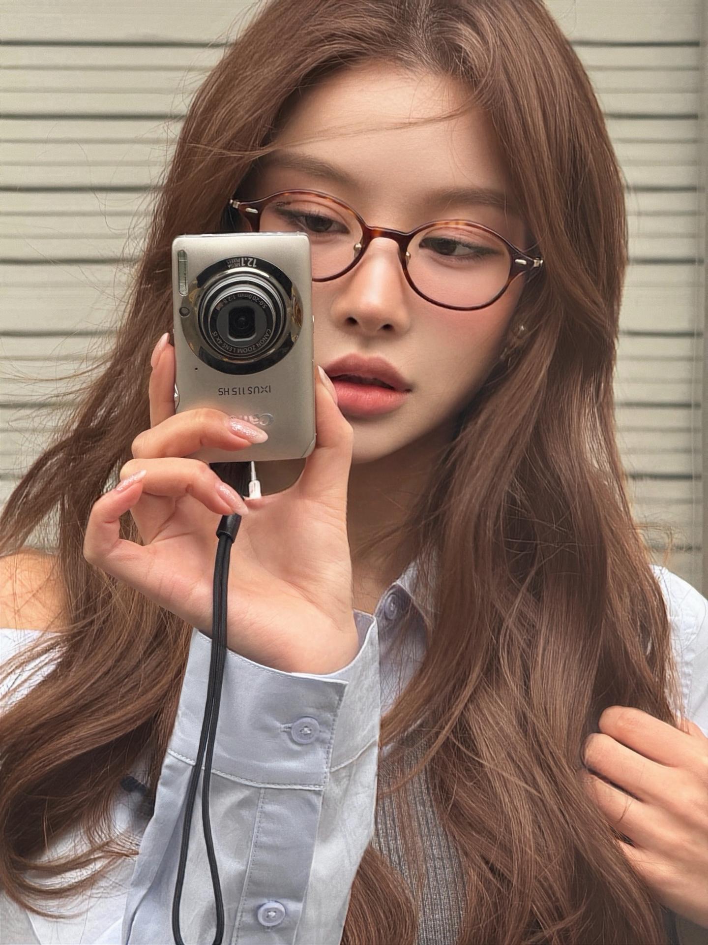 glasses on.好喜欢这种miu系穿搭
