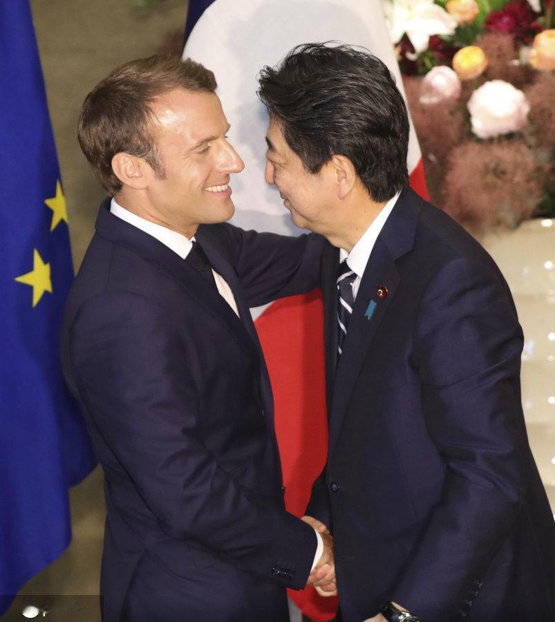 当年马克龙与安倍晋三握手言欢，两人相处很愉快，颇有英雄惺惺相惜之感。时间过得真快