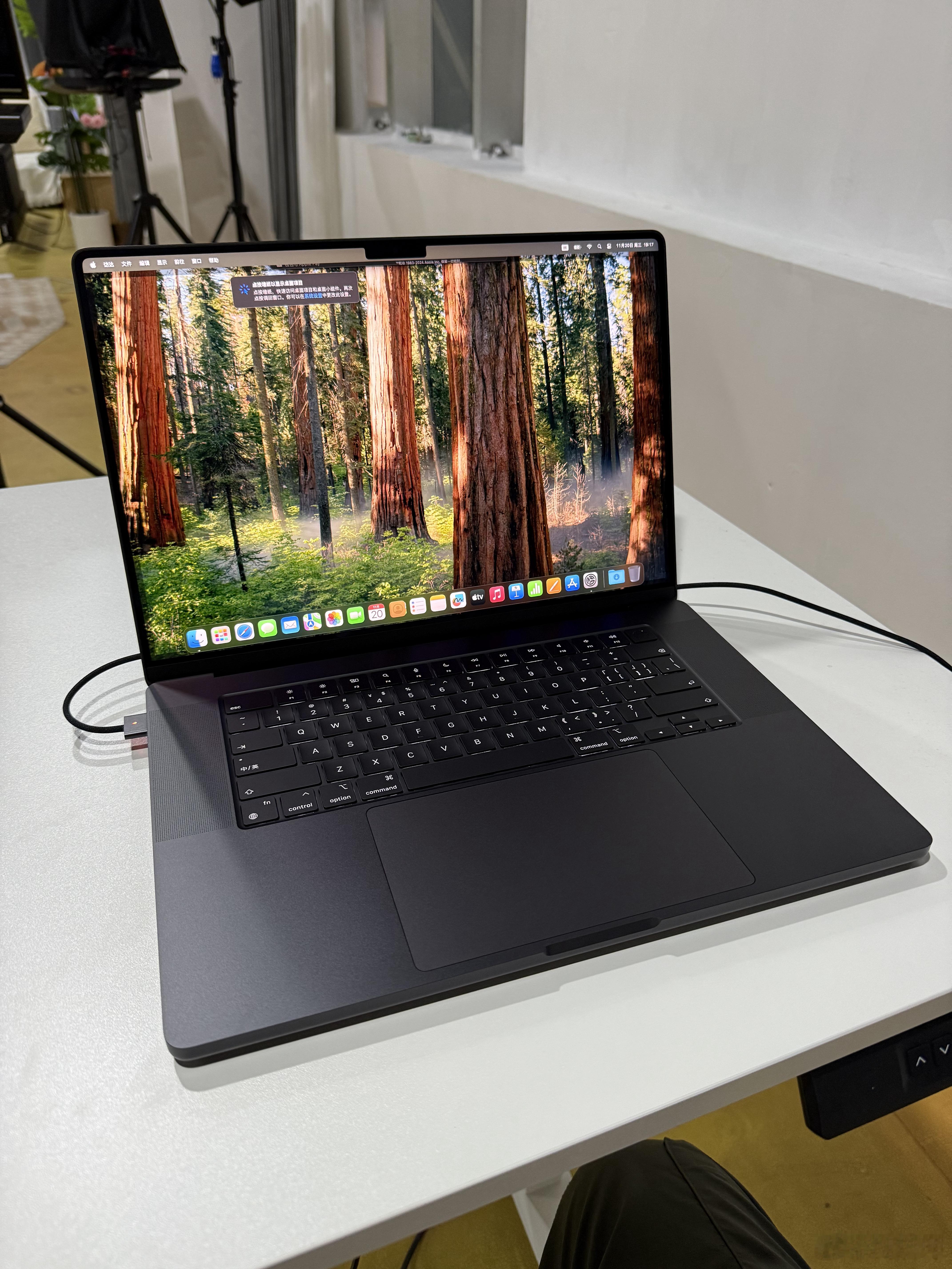 舒服了舒服了舒服了！MacBook Pro m4 Max！[嘻嘻]  