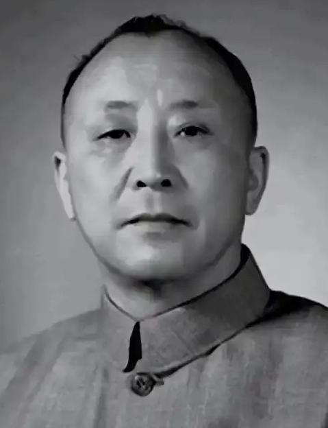 1949年除夕凌晨，被蒋介石幽禁已久的卫立煌，趁着看守特务松懈回家过年的空当，登