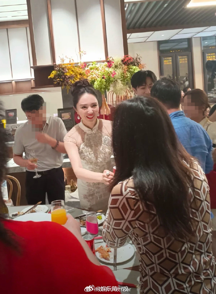 曝董璇张维伊婚宴照董璇张维伊婚宴 网友刷到了疑似董璇和张维伊在大同办婚宴的照片，