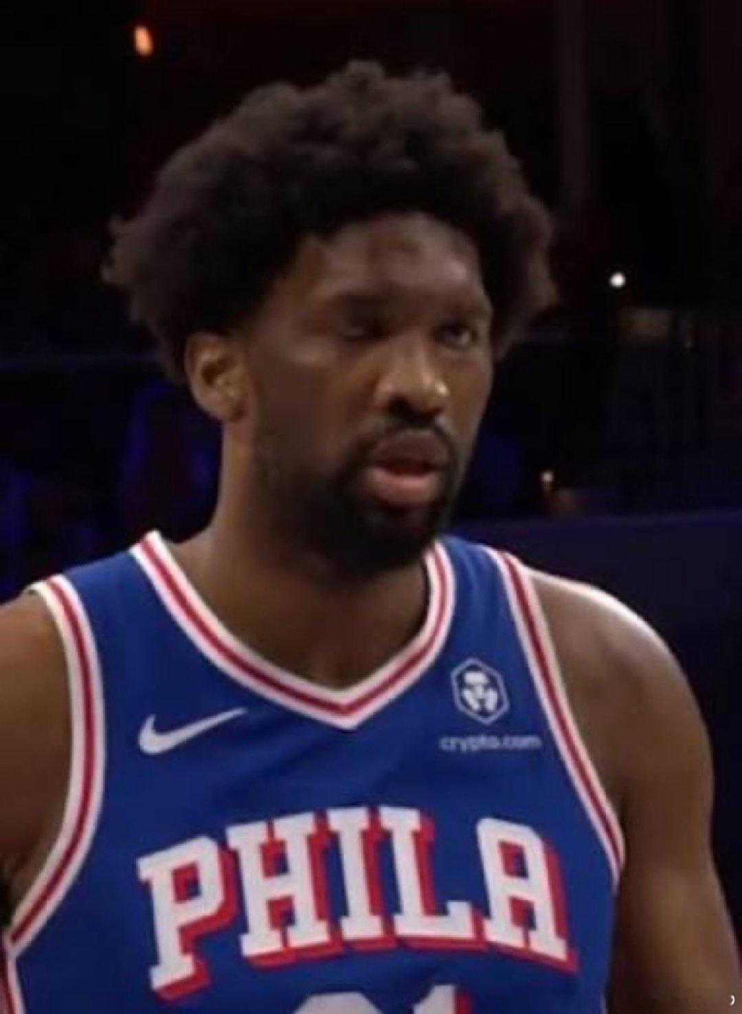 乔尔·恩比德将缺席今天对阵休斯顿的比赛。他被确诊为阑尾炎，在当地时间今天下午在休