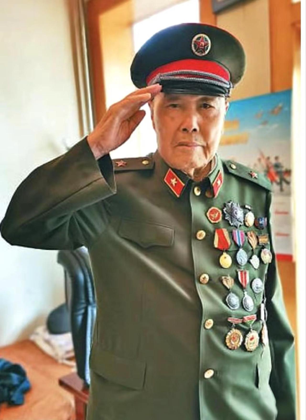 致敬百战老兵王占山。被抬着走进人民大会堂，这位身中38枪、歼敌400余人的百战老