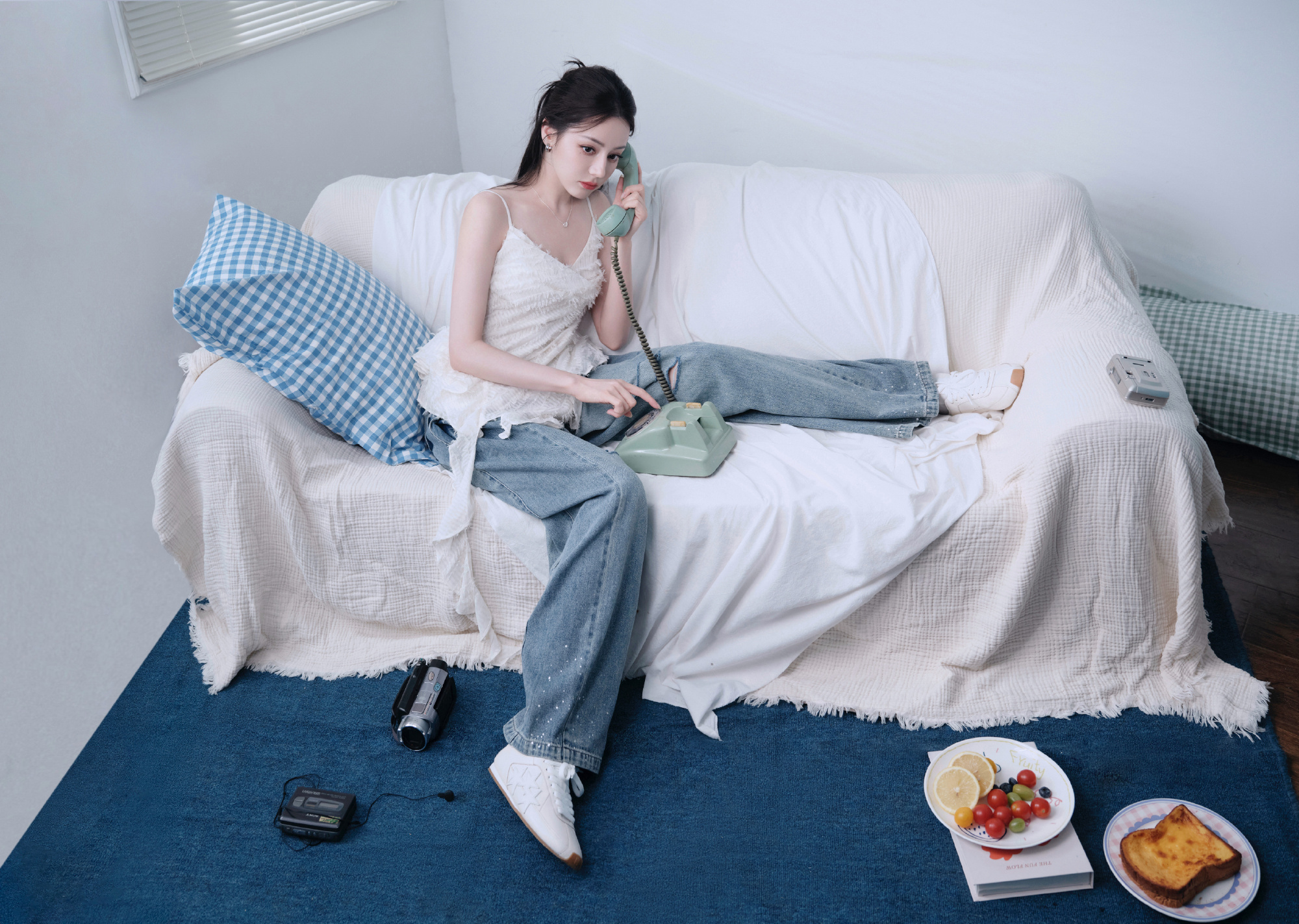 迪丽热巴｜沙发一隅，用复古电话打捞一段松弛的惬意时光 ​​​