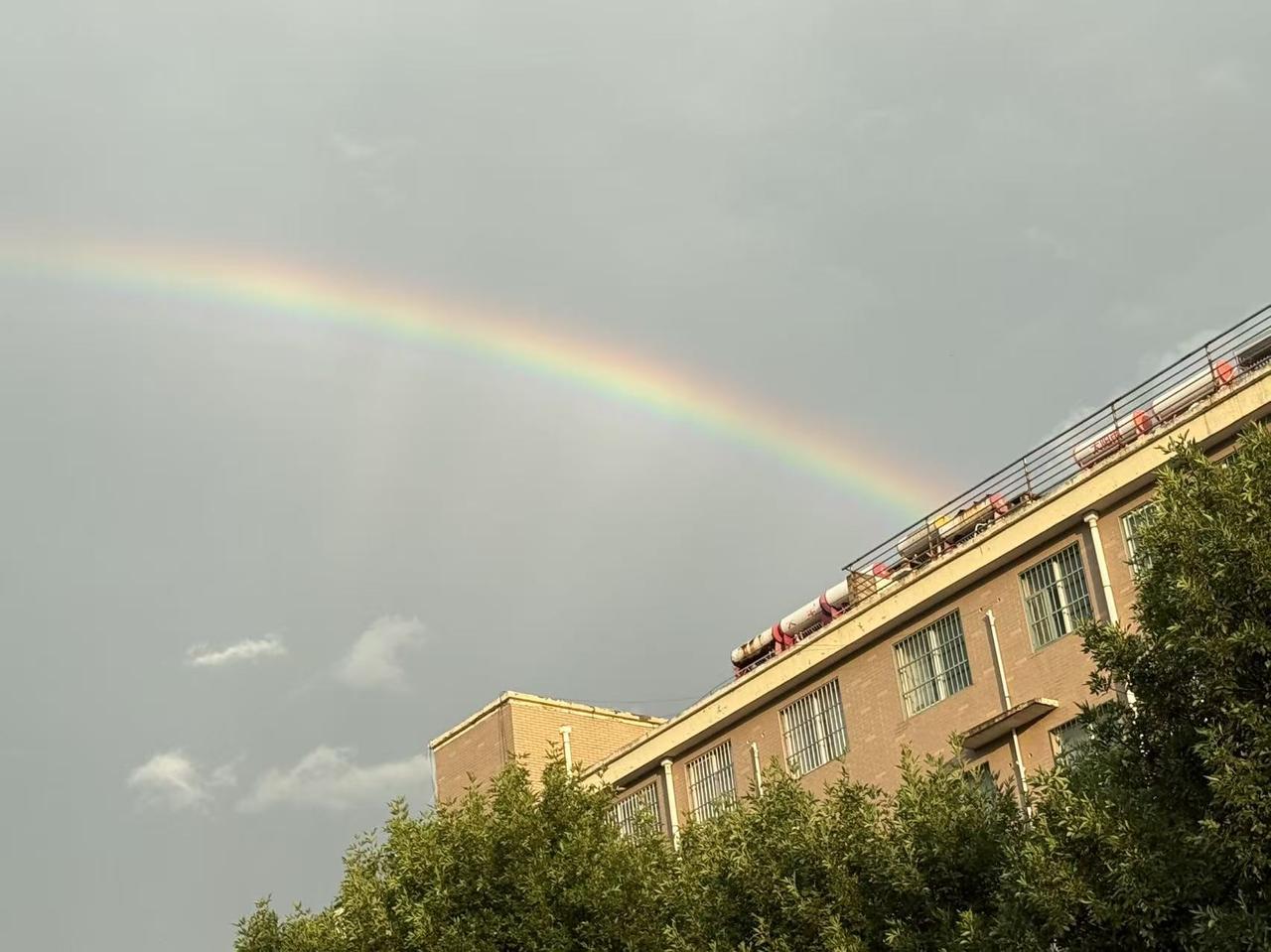 雨后现彩虹！
大雨过后，
一道美丽的彩虹挂在天空，
带来了吉祥如意！
见者好运，