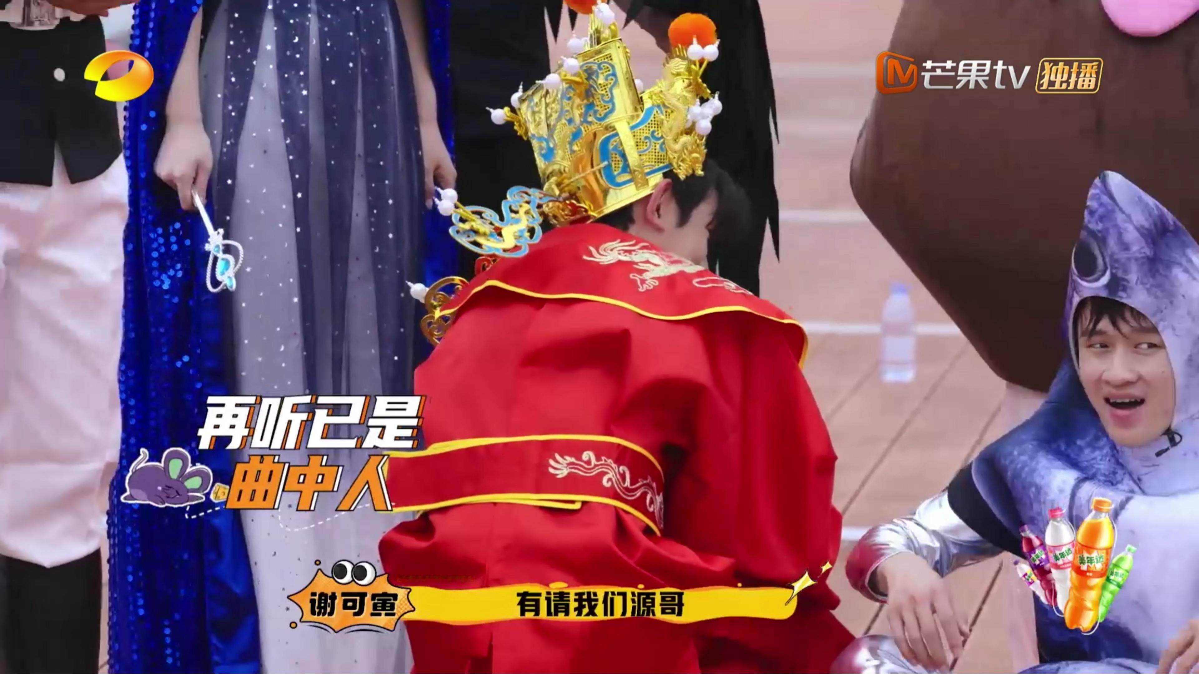 #王源前空翻跳水#  财神来敲门，王源前空翻跳水展风采！红衣少年，眉间一点红，这
