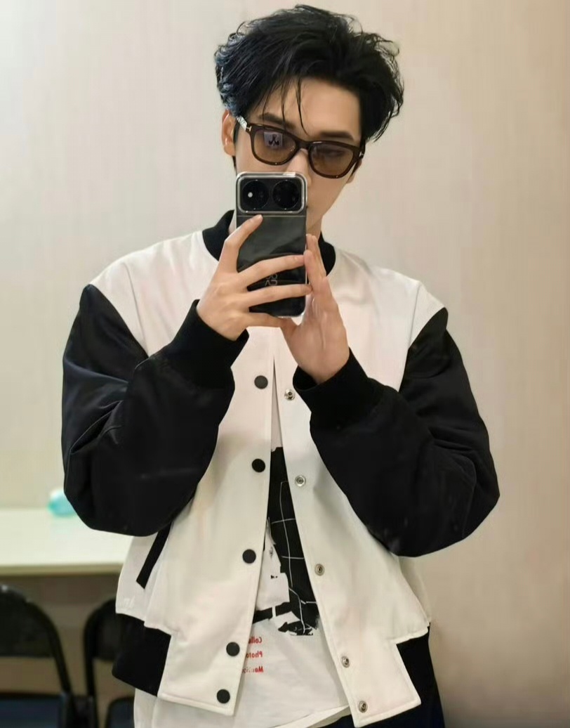 严浩翔下班对镜自拍 nova 16 Pro 这么快就上手了 不得不说时团代言真的
