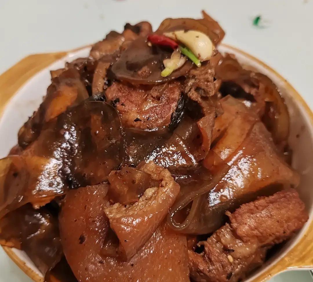 北漂宝妈回老家只掏130块，老公当场打1万块奖励。
她全程蹭吃蹭住，连排骨都只买