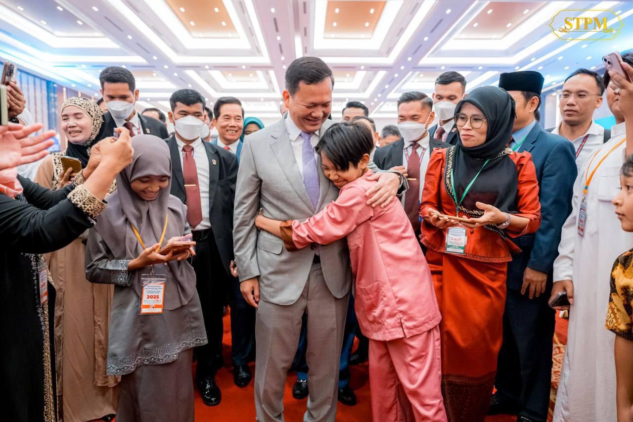 3月21日，柬埔寨首相洪玛奈携夫人向柬埔寨国内及全球穆斯林民众致以开斋节祝贺，祝