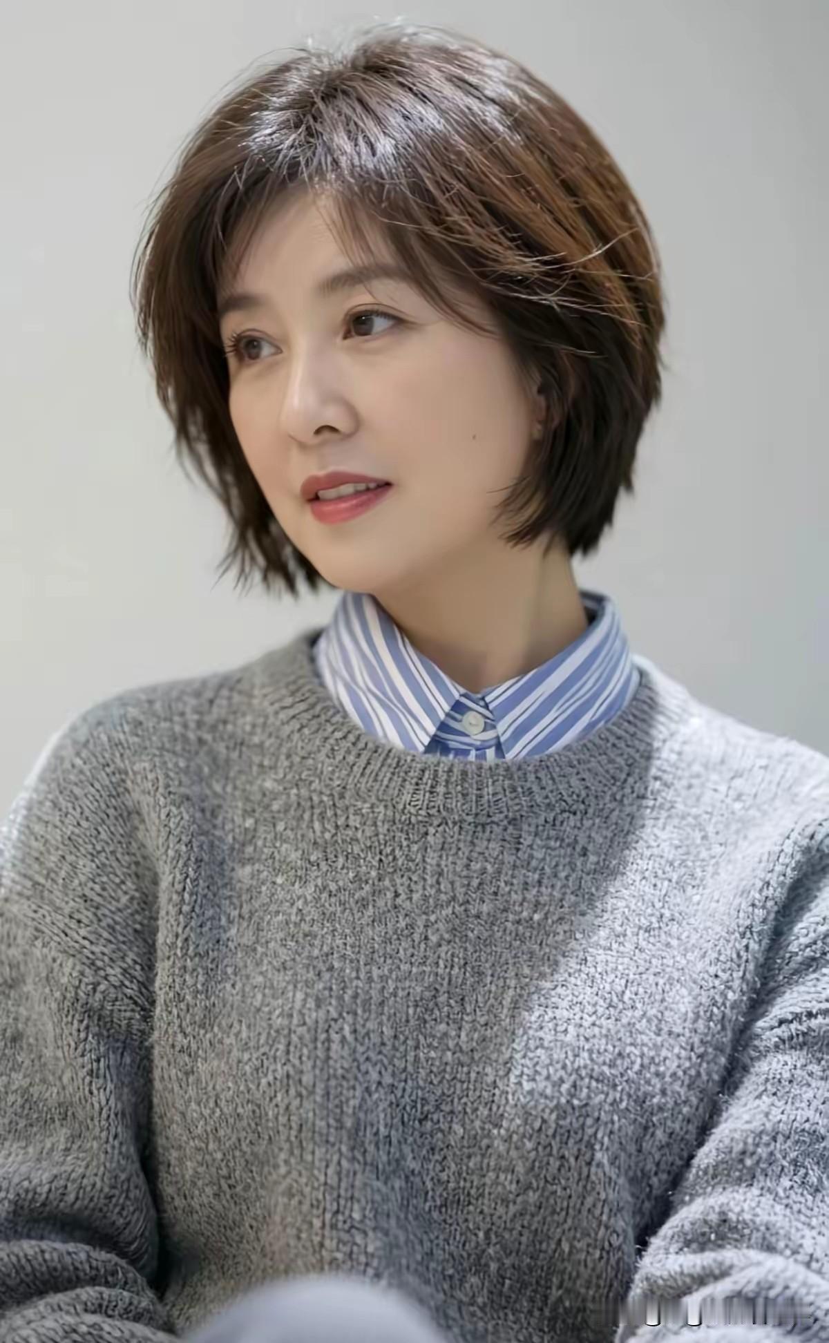 ＃冬日里最想念的人＃看了她们几位四十岁的模样，心里暖暖的。眉眼间多了份从容，像冬