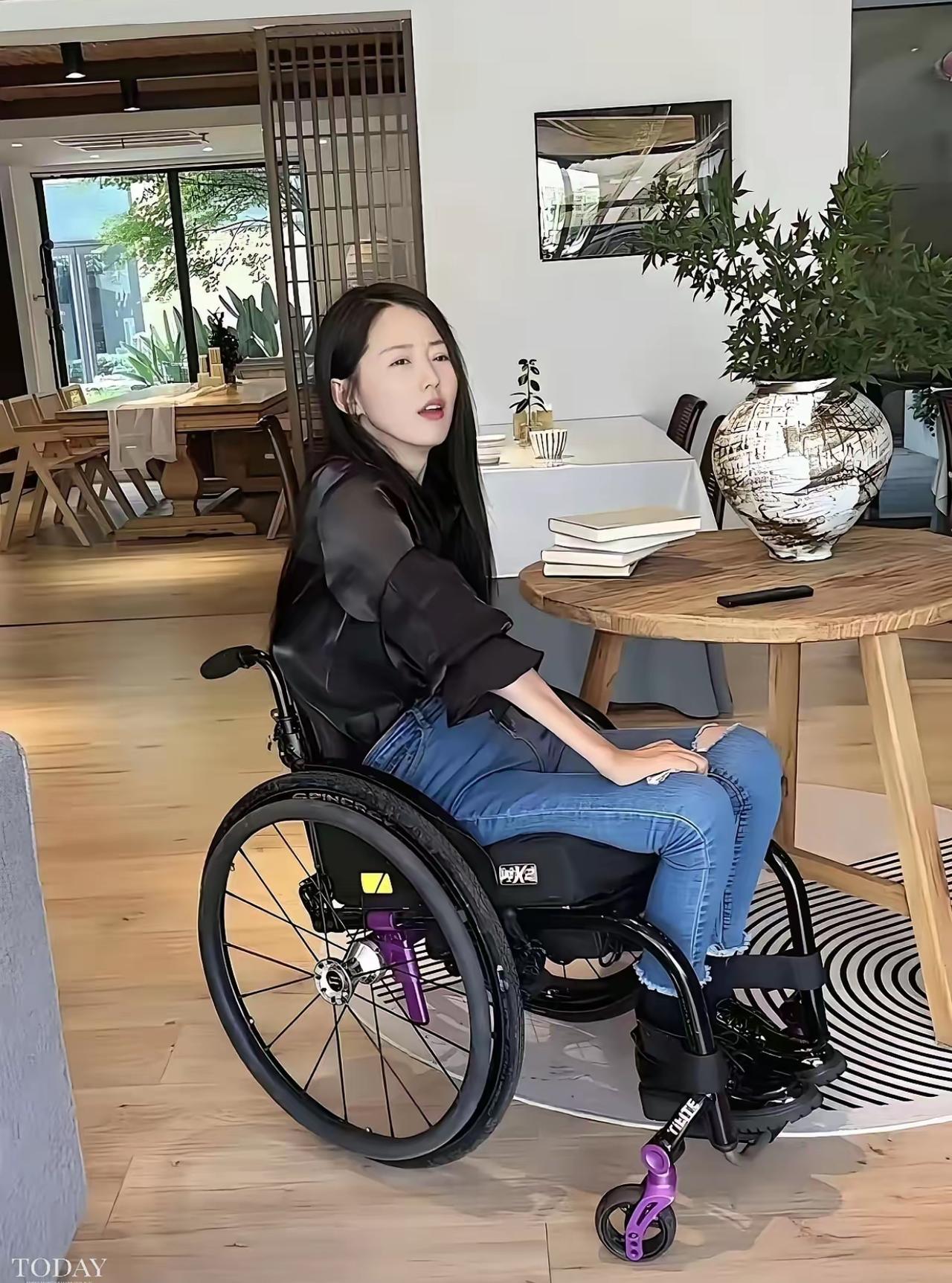 北京一女老师，车祸意外瘫痪，被丈夫抛弃。10年前资助过的穷学生：老师，这辈子我养
