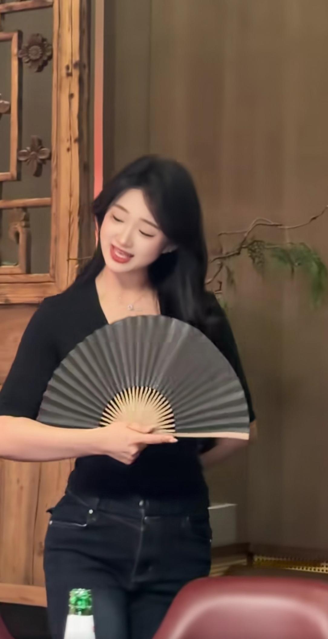 这女的的嘴型一看就是唱戏的。